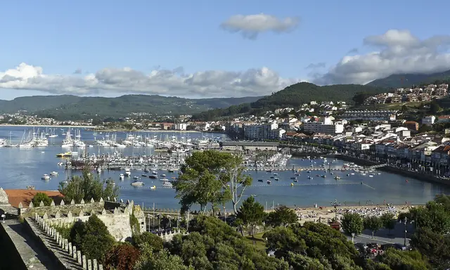 Porto e praia de Baiona vistos da fortaleza de Monterreal, nas Rías Baixas