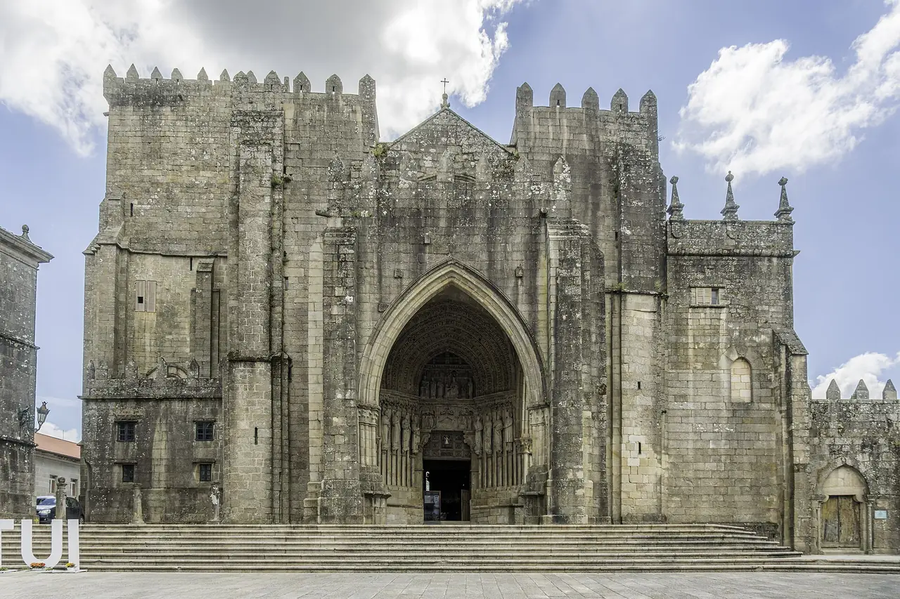 Catedral-fortaleza de Santa María de Tui, no Caminho Português de Santiago